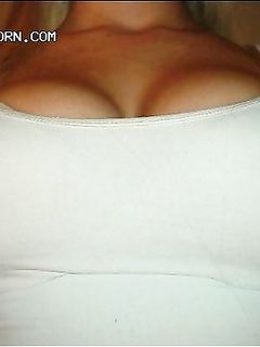 Bionda tettona si diverte con un grosso cazzone